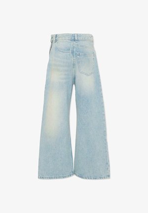 Jeans di denim a gamba larga di colore azzurro chiaro con tasche posteriori, passanti per la cintura e chiusura con zip sul lato sinistro.