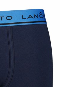 Granatowe męskie bokserki z jasnoniebieskim elastycznym pasem, na którym znajduje się napis "Lance" w czarnym kolorze oraz delikatna tekstura.