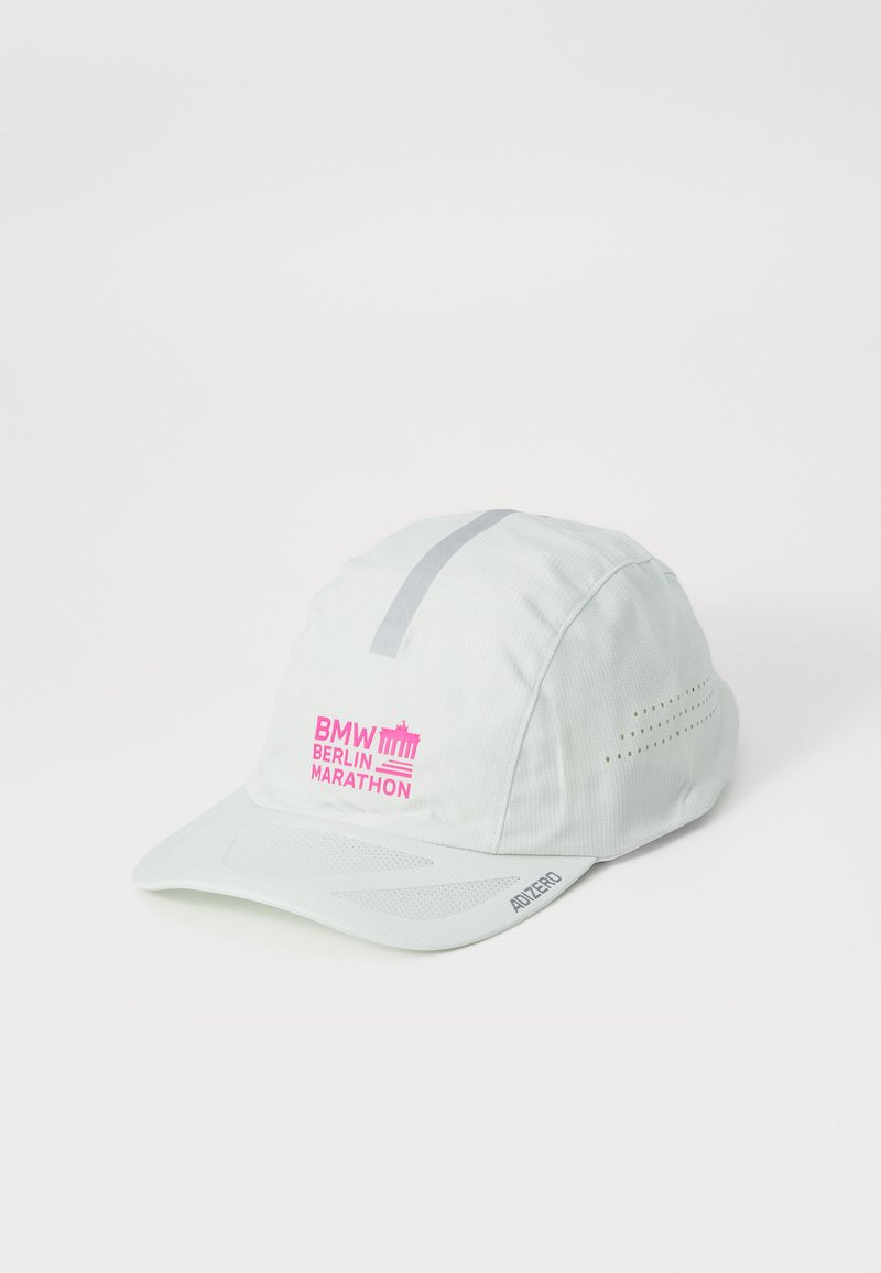 Lys grå løpecaps med buet skjerm, med rosa "BMW Berlin Marathon"-logo, refleksstripe og perforerte sidetilbud for ventilasjon.