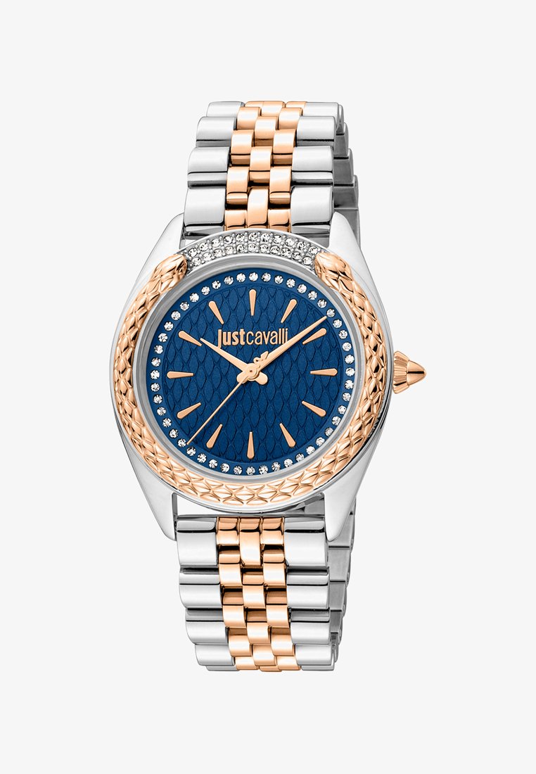 Orologio in metallo argento e rosé con un quadrante blu textured, dettagli in cristallo e marcatori audaci. Presenta un bracciale con maglie e un design della cassa distintivo.