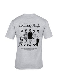 Grå bomulds t-shirt med en sort grafik af fem figurer stående, med teksten "Definitely Maybe" ovenfor og albummet detaljer nedenfor.