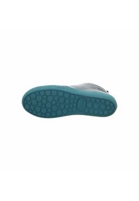 Suola in gomma blu con un motivo testurizzato a pois. Parte superiore caratterizzata da un materiale liscio e un design aerodinamico, con una silhouette curva.