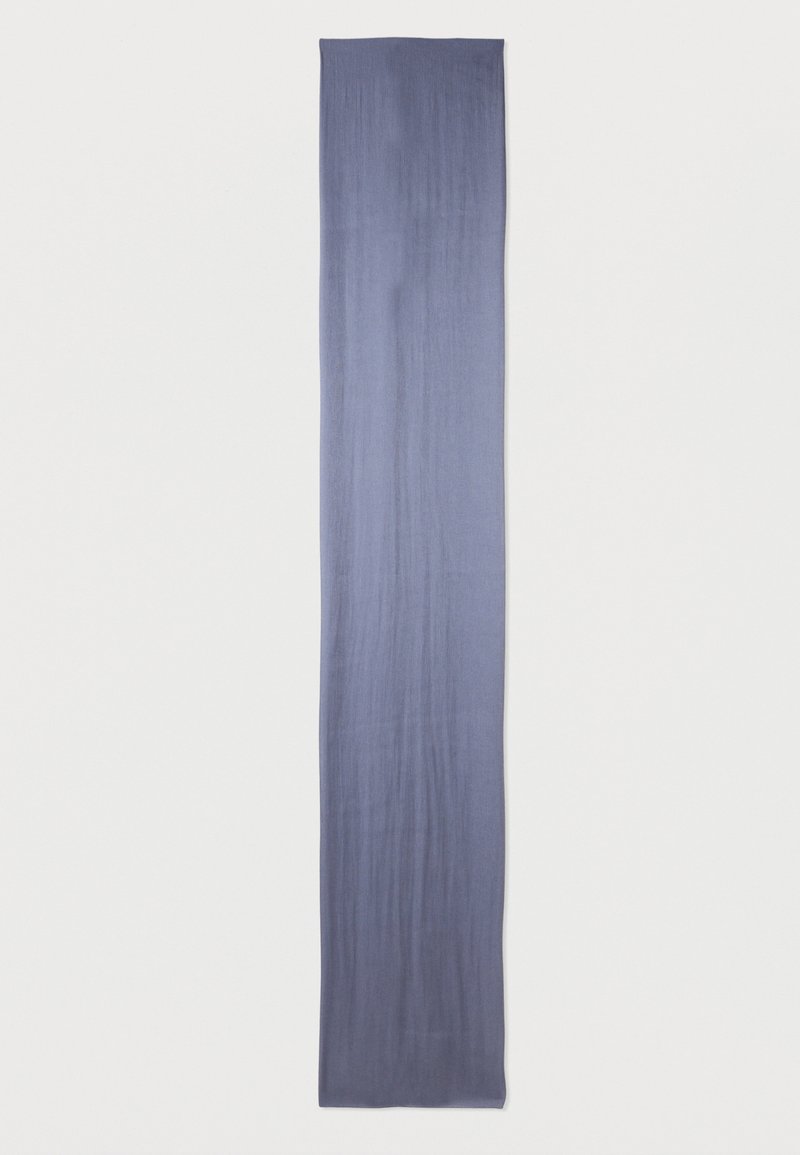 Écharpe longue, étroite et bleu clair, étalée à plat sur un fond blanc, montrant une texture lisse et des bords réguliers.