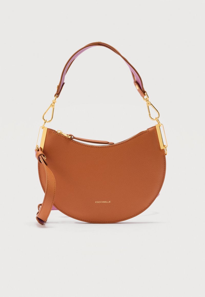 Μικρή τσάντα χειρός από καφέ δέρμα σε σχήμα ημισελήνου με χρυσά μεταλλικά στοιχεία, κοντή λαβή, αποσπώμενο λουρί και κλείσιμο με φερμουάρ.