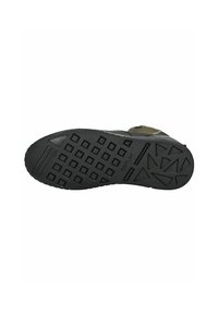 Suola di scarpa in gomma nera con modelli di impugnatura testurizzati, caratterizzata da incisioni quadrate e triangolari per una migliore aderenza. Design robusto, uso versatile.