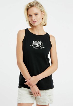 Schwarzes ärmelloses Tanktop mit einem weißen grafischen Sonnendesign und dem Text "Beim ersten Licht der Dämmerung" zentriert darunter. Aus Baumwollmaterial.
