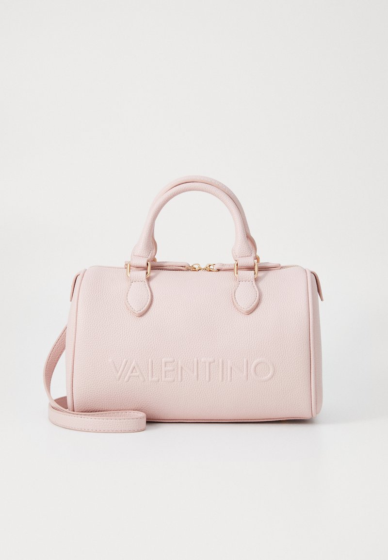 Ροζ δερμάτινη τσάντα χειρός με φερμουάρ, διπλές λαβές στην κορυφή και αποσπώμενο λουρί ώμου. Έχει ανάγλυφο το λογότυπο "VALENTINO" στο μπροστινό μέρος.