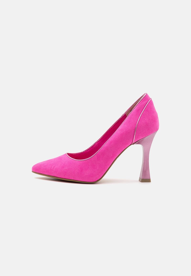 Chaussure à talon haut en daim rose avec un bout pointu et un talon translucide. La semelle intérieure présente un intérieur lumineux contrastant.