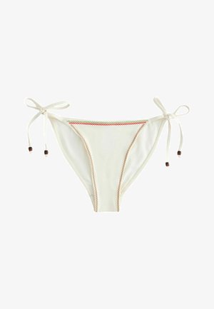 Witte bikinibroekje met zijstrikken, versierd met een bruin en meerkleurig kruissteekpatroon langs de randen.