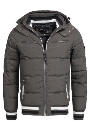Padded jacket w ciemnoszarym kolorze z kapturem. Posiada zamykane na zamek kieszenie z przodu, ściągacze przy mankietach oraz paski wewnątrz. Zamek błyskawiczny z przodu.
