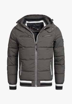 Padded jacket w ciemnoszarym kolorze z kapturem. Posiada zamykane na zamek kieszenie z przodu, ściągacze przy mankietach oraz paski wewnątrz. Zamek błyskawiczny z przodu.