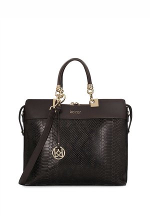 Musta teksturoitu nahkainen käsilaukku, jossa kultaiset metalliosat, kaksinkertaiset kahvat, irrotettava olkahihna ja pyöreä logokoriste roikkumassa yhdestä kahvasta.