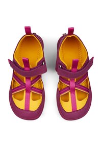 Fioletowe i żółte sandały z otwartymi palcami, krzyżującymi się paskami i regulowanym zapięciem na rzep. Lekka konstrukcja z teksturowaną podeszwą dla lepszej przyczepności.