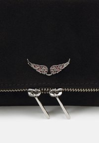 Mustan mokkanahkainen clutch-laukku, jossa on hopeinen siipisymboli ruusukultasävyisillä korukivillä ja kaksinkertaiset hopeaiset vetoketjun vedin. Teksturoitu pinta lisää yksityiskohtia.