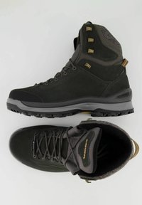 Dunkelgrüne Wanderschuhe mit einem strukturierten Obermaterial, verstärkter Zehenkappe und Metallbeschlägen. Verfügt über eine robuste Gummisohle für guten Halt.
