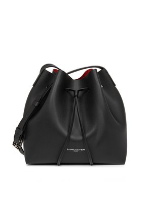 Borsa a secchio in pelle nera con chiusura superiore arricciata, tracolla regolabile e fodera interna rossa. Logo esposto sul fronte.