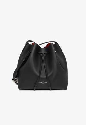 Schwarze Leder-Eimer Tasche mit gerafft geschlossenem oberen Abschluss, verstellbarem Tragegurt und rotem Innenfutter. Logo auf der Vorderseite angebracht.