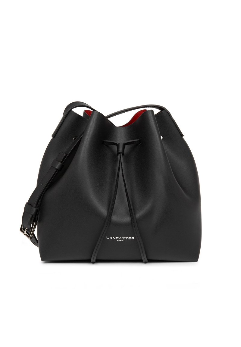 Borsa a secchio in pelle nera con chiusura superiore arricciata, tracolla regolabile e fodera interna rossa. Logo esposto sul fronte.