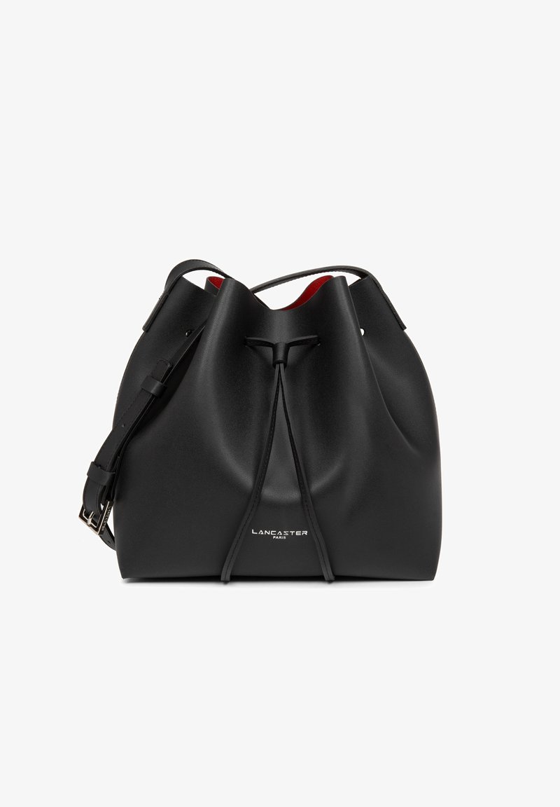 Borsa a secchio in pelle nera con chiusura superiore arricciata, tracolla regolabile e fodera interna rossa. Logo esposto sul fronte.