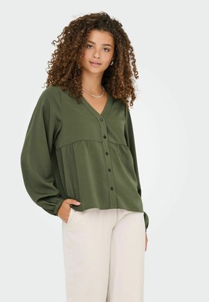 Blouse verte légère à manches longues avec un décolleté en V profond, un devant boutonné et une taille froncée. Présente un tissu texturé et une coupe décontractée.