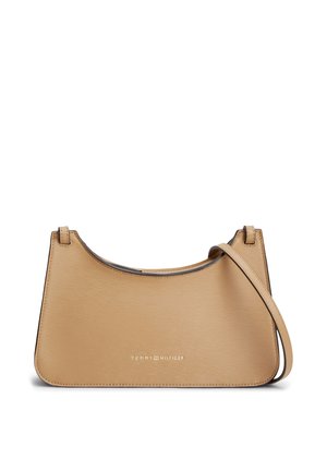 Sac bandoulière beige Tommy Hilfiger avec finition texturée, haut incurvé, sangle fine et logo embossé au centre devant.
