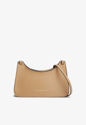Sac bandoulière beige Tommy Hilfiger avec finition texturée, haut incurvé, sangle fine et logo embossé au centre devant.