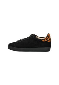 Baskets en suède noir avec semelle en caoutchouc noire, ornées de lacets noirs et d'un accent en imprimé léopard sur le talon. Texture lisse dans l'ensemble.