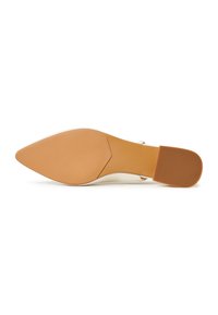 Stiletto-kengät, joissa on kärjellinen muoto, vaalea kumipohja, valkoinen yläosa ja kapea nauha nilkassa. Pintakuvio on yleisesti sileä.