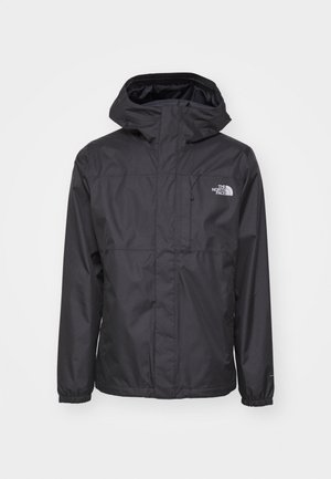 Schwarze wasserdichte Jacke mit einem Frontreißverschluss, verstellbarer Kapuze und elastischen Bündchen. Mit einem Logo auf der Brust und glatter Oberfläche.