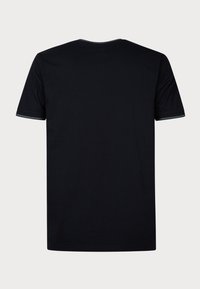 Černé bavlněné tričko s krátkým rukávem, jednoduchý kulatý výstřih a kontrastní lemování kolem límce a rukávů. Žádné grafické vzory nebo potisky nejsou viditelné.
