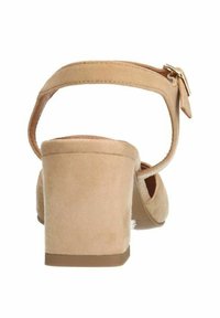 Beige suede hoge hakken sandaal met een achterstrap, enkelsluiting en open teen ontwerp met een vierkante hak.