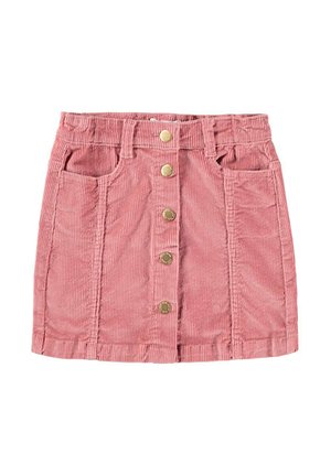 Jupe en velours côtelé rose avec des boutons dorés à l'avant, deux poches avant, passants pour ceinture et détails de coutures verticales.