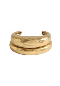 Złocony bransoletka na nadgarstek z podwójnym paskiem o młotkowanej powierzchni, charakteryzująca się gładkimi krzywiznami i wypolerowaną powierzchnią, podkreślająca jej metaliczną fakturę.