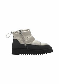 Stivaletto imbottito con una parte superiore grigia chiara e suola in gomma nera, dotato di una zip laterale e una suola testurizzata e rigata.