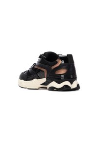 Sneaker nera in mesh e pelle con accenti bronzo, spessa suola intermedia bianca, colletto imbottito e dettagli testurizzati sui lati e sul tallone.