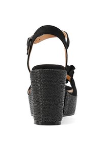 Sandali con tacco a cuneo neri con tallone in juta intrecciata, cinturino alla caviglia regolabile e parte superiore in morbido suede. Presentano una punta arrotondata e un design aperto sul retro.