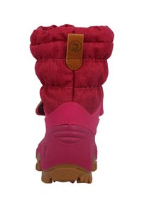 Stivale invernale rosa con tomaia in tessuto texture e accogliente, dotato di un polsino arricciato, un'etichetta in pelle e una suola in gomma con motivi di trazione.