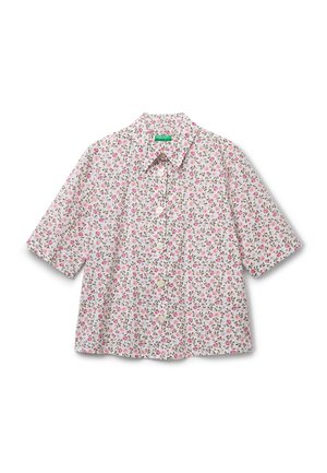 Korte mouwen overhemd met knopen in witte stof met een bloemenpatroon van roze en groene bloemen, voorzien van een klassieke kraag en knopen aan de voorkant.