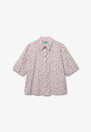 Koszulka z krótkim rękawem, zapinana na guziki, w białym materiale z kwiatowym wzorem w różowe i zielone kwiaty, z klasycznym kołnierzykiem i guzikami z przodu.