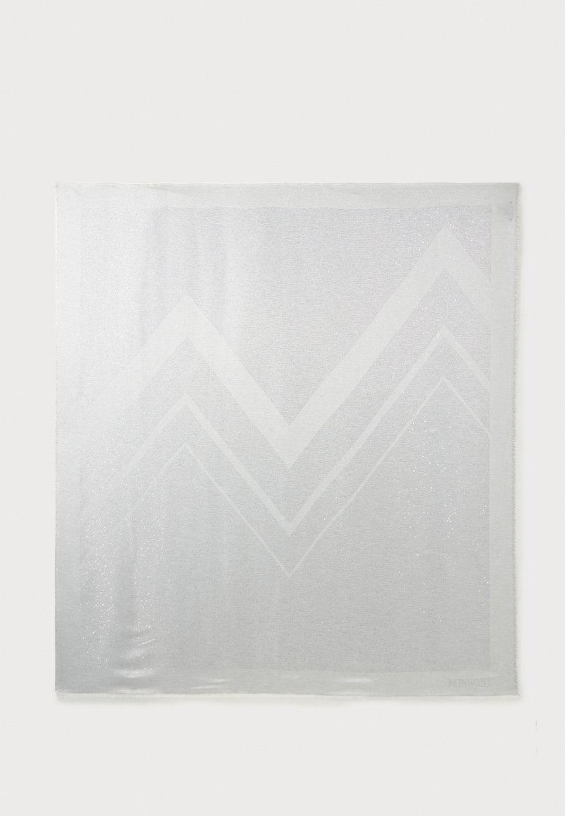 Tissu carré blanc avec un motif chevron subtil et brillant et un bord encadré sur un fond uni.