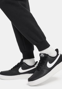 Nike Sportswear CLUB UNISEX - Treniņtērpa apakšdaļas - black/smoke grey/university red