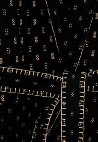 Černý plášť s geometrickým vzorem v béžové barvě. Materiál má texturovaný povrch a je zdoben kontrastním prošíváním na okrajích.