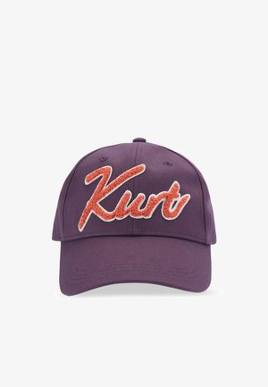 Paarse katoenen honkbalpet met een getextureerde oranje "Kurt" geborduurd aan de voorkant. Gebogen klep met oogjes voor ventilatie.