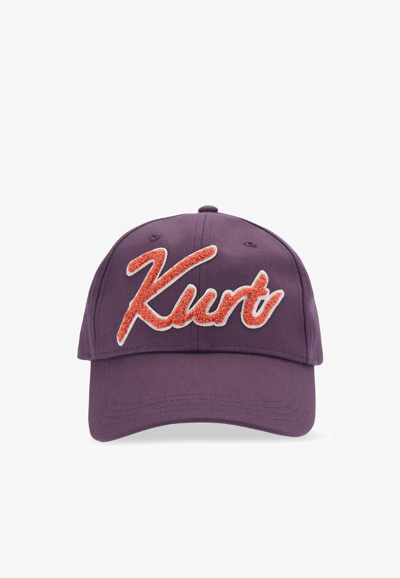 Paarse katoenen honkbalpet met een getextureerde oranje "Kurt" geborduurd aan de voorkant. Gebogen klep met oogjes voor ventilatie.