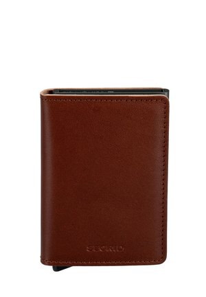 Kompakte braune Lederbrieftasche mit Ziernähten und geprägt eingestelltem Secrid-Logo, leicht geöffnet und zeigt eine schwarze Karte darin.