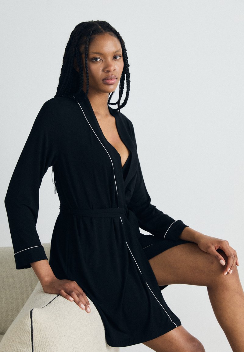 black dressing gown short Hunkemöller ROBE SHORT ESSENTIALS - Dressing gown - black