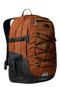 Brązowy i czarny plecak z tkaniny z wyściełanym tyłem, regulowanymi szelkami, siateczkowymi bocznymi kieszeniami, akcentami w postaci gumowego sznura oraz logo "Borealis Classic".