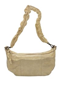 Sac à bandoulière en cuir doré avec une surface texturée, doté d'une sangle nouée et d'une fermeture zippée sur le dessus pour un accès facile.