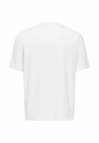 Απλό λευκό T-shirt με κοντά μανίκια, εμφανιζόμενο από πίσω με στρογγυλή λαιμόκοψη και απλό σχέδιο σε λευκό φόντο.