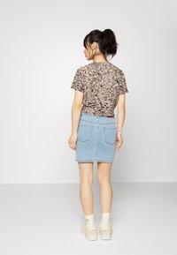 Vero Moda Petite VMEASY  - Blusa - white pepper